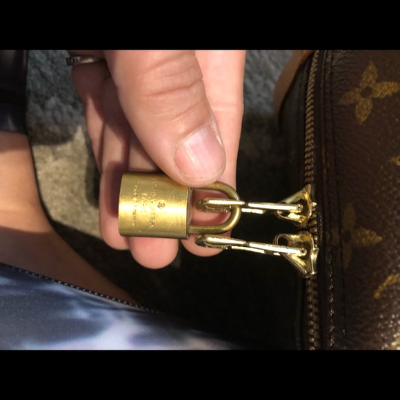 Authentic Louis Vuitton Alma PM INCLUDES lock & matching key 🔑 - Picture 2 of 16
